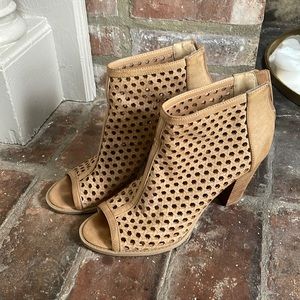 Size 9, tan heels